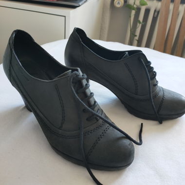 Hohe geschlossene Schuhe