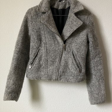 Grey short bouclé jacket with zipper