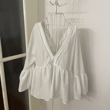 Blusa Zara con ampio scollo a V