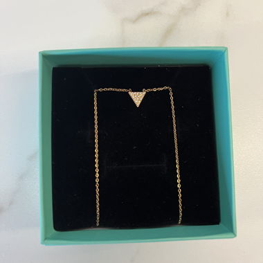 Collana con triangolo dorato