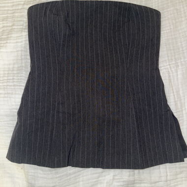 Top scollato sulle spalle grigio 