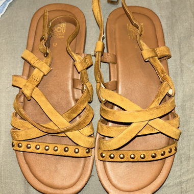 Gelbe Sandalen mit gekreuzten Lederriemchen