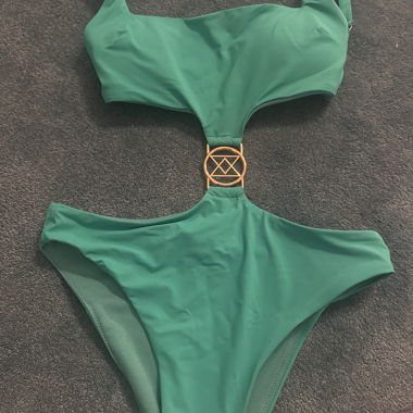 Grüner Bikini mit Ringdetail
