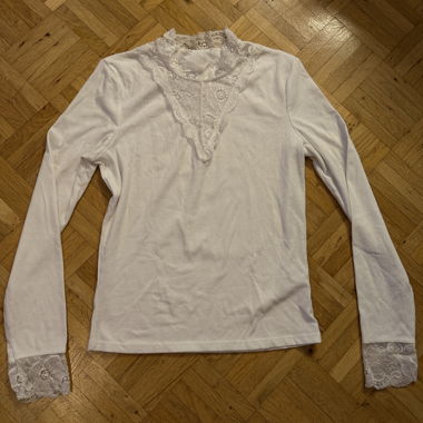 Haut en dentelle blanche à manches longues
