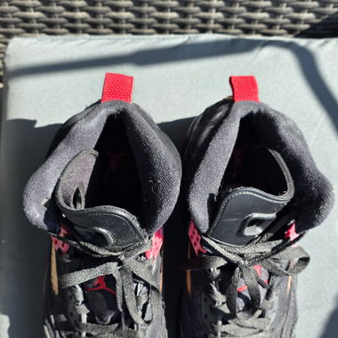 Schwarze/rote hohe Sneaker