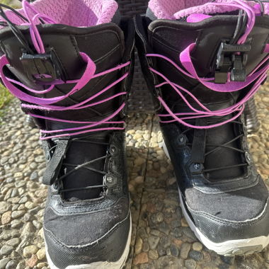 Black snow boots with pink lining