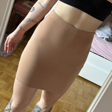 Beigefarbener Minirock