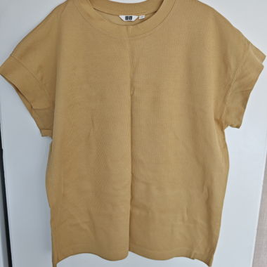 Beiges T-Shirt mit überschnittenen Ärmeln