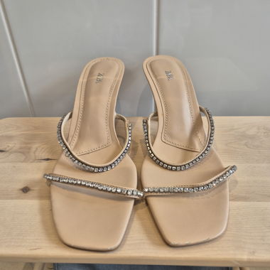Beigefarbene Sandalen mit Strass