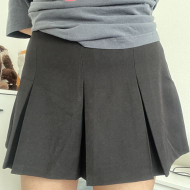 Gonna mini nera plissettata con shorts incorporati