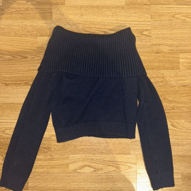Maglione in maglia con spalle scoperte
