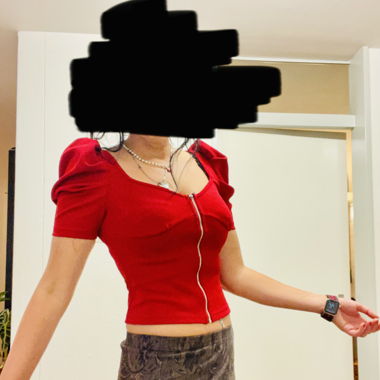 Rotes Y2K Top mit Reissverschluss und  Puffärmeln
