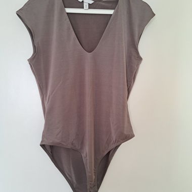 H&M Body mit V-Ausschnitt, Grösse M
