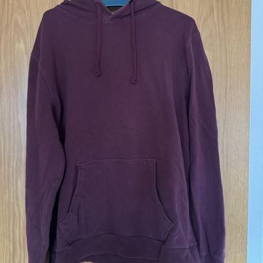 Bordeauxfarbener Kapuzenpullover