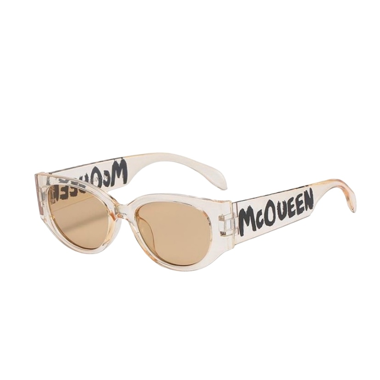 Chic in beige: McQueen Sonnenbrille