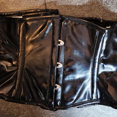 Corsetto gotico in vernice
