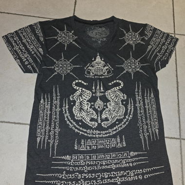 Graues T-Shirt mit thailändischem Print