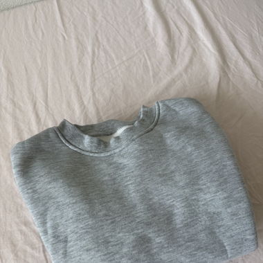 Grauer Pullover
