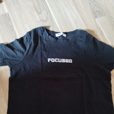 Cropped black Shirt with "Focused" print