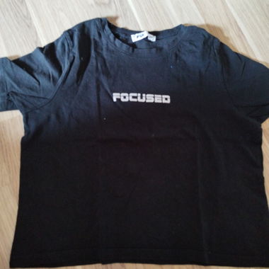 Cropped black Shirt with "Focused" print