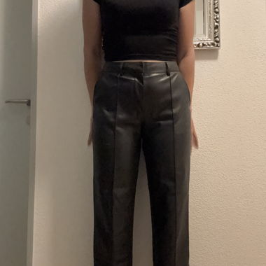 Schwarze Kunstlederhose