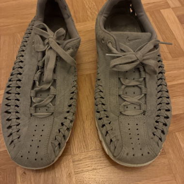 Graue Nike Freizeitschuhe mit Flechtdetail