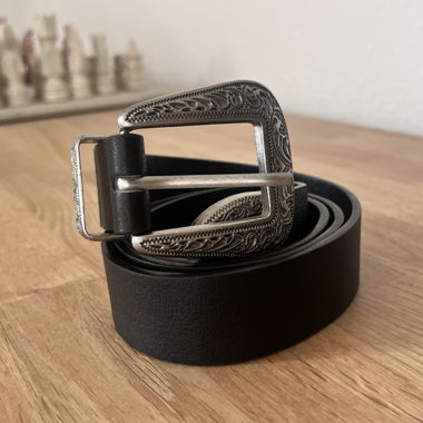 Schwarzer Gürtel mit Metall-Schnalle