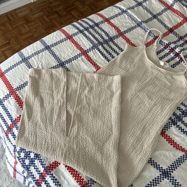 Beiges, texturiertes Kleid