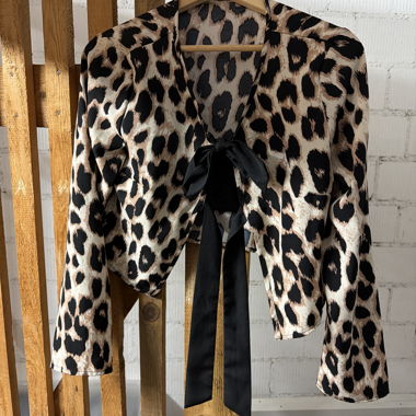 Blusa leopard con fiocco