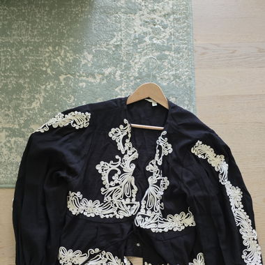 Blouse with design and strings