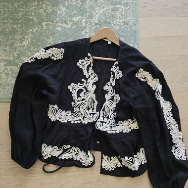 Blouse with design and strings