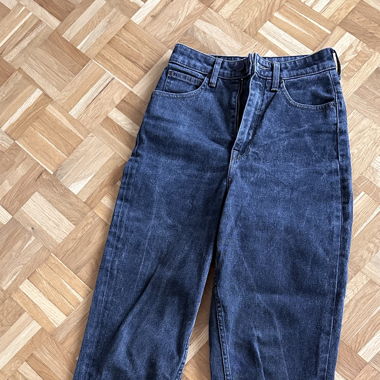 Coole dunkle Lee Jeans