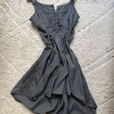 Robe grise à bretelles avant-garde