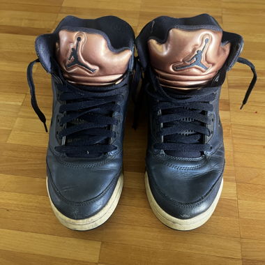blaue Jordans mit rosegoldenen details
