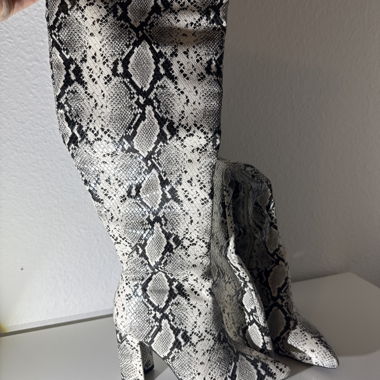 Knielange Stiefel mit Schlangenprint und Absatz