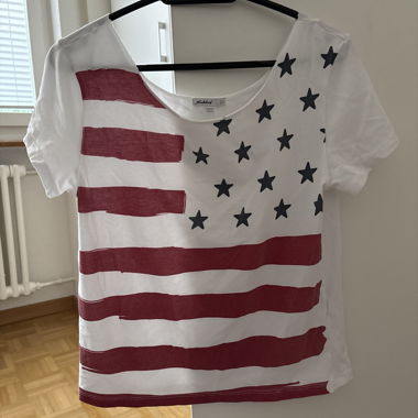 T-shirt stampata con spalle scoperte