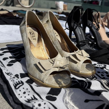 Décolleté beige peep-toe