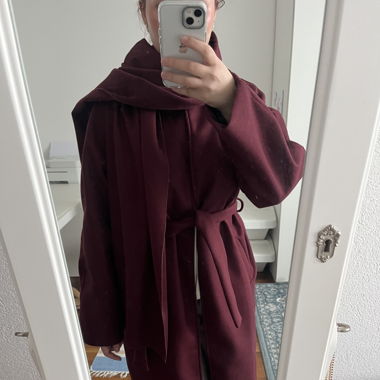 long manteau bordeaux avec écharpe 