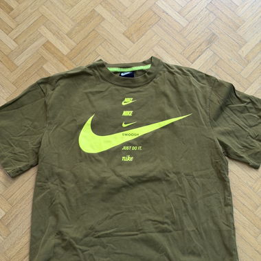 Nike T-shirt in Olivgrün