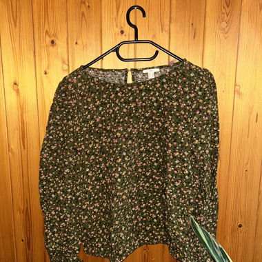 Blouse verte à motif de petites fleurs