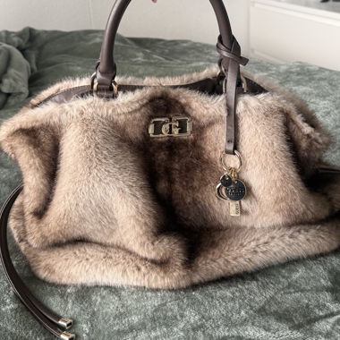 GUESS Faux-Fur Handtasche