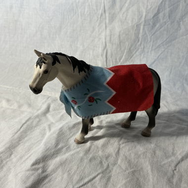 Cavallo con coperta figurina