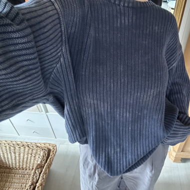 Blauer Strickpulli