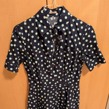 Gepunktetes Kleid