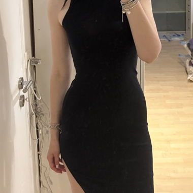 Schwarzes Racerback-Kleid