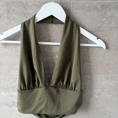 Olivgrues Neckholder-Top