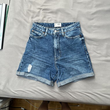 Kurze Jeanshose
