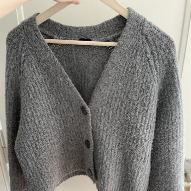 graue Strickjacke