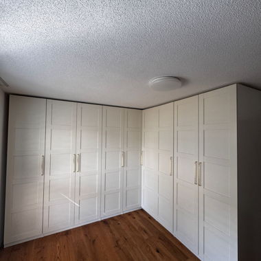 Weisser Eck-Kleiderschrank