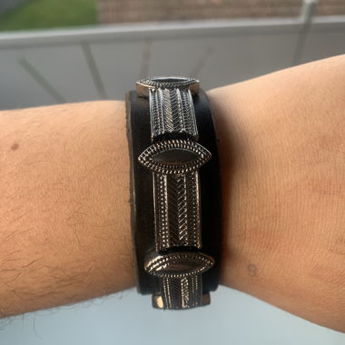 Bracciale in pelle nero con decorazione in metallo